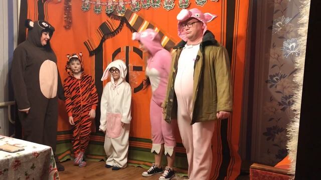 Новогодняя сказка «Винни-пух и пятачок Джентельмены удачи» Новый год свиньи тематическая вечеринка смотреть онлайн