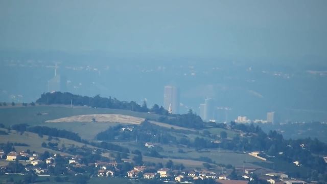 Super zoom sur Lyon Part-Dieu depuis St-Étienne : 53860m смотреть онлайн