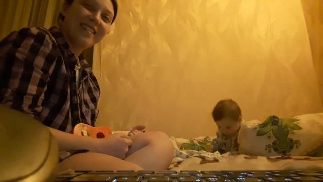 +++ 6 Прикольно о бучаю Нильса играть на гитаре он смеётся! смотреть онлайн