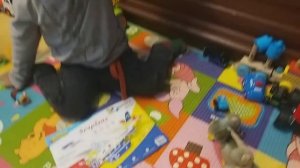 Самолёт поделка из картона. Майкл собирает картонный самолёт. Самолет картонный с пропеллером.