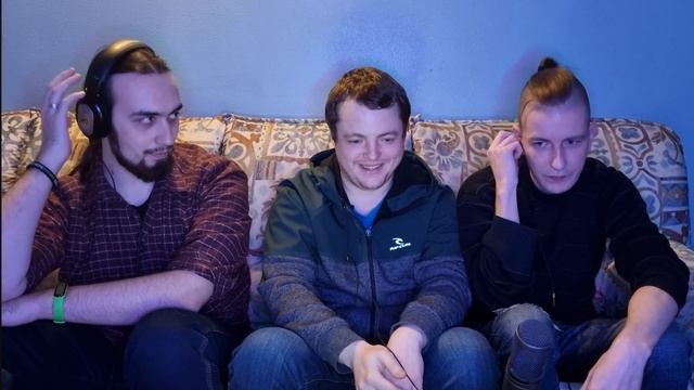 Девушка что-то хочет, но не поет. Ведущий о черных диванах. Шопик и один наушник. Тикток смотр. смотреть онлайн