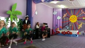 Танец Чунга чанга в деском саду на утреннике  Лизонька вторая слева