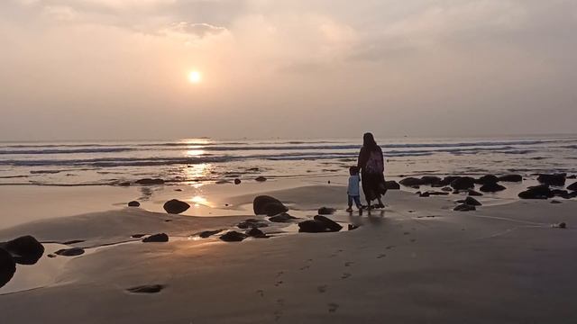 ইনানি সী বিচ( Inani sea beach) Cox’s Bazar.. Dreamers shop owner Tarika Tani with her son Taj❤️ смотреть онлайн