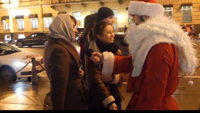 Дед Мороз раздает подарки ! смотреть онлайн