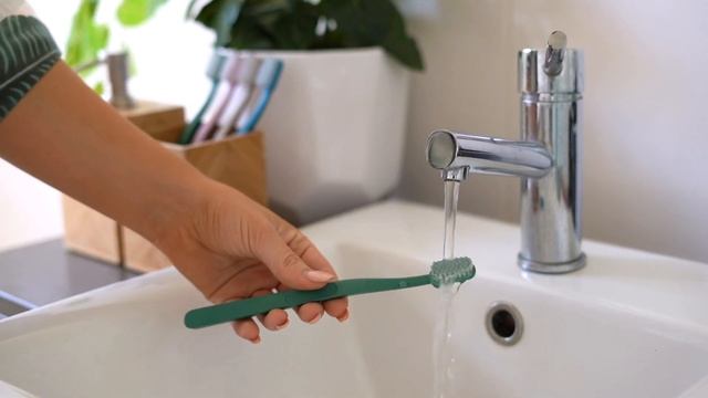 WHY YOU SHOULD USE A 100% RECYCLED TOOTHBRUSH + How to make your home more Eco Friendly смотреть онлайн