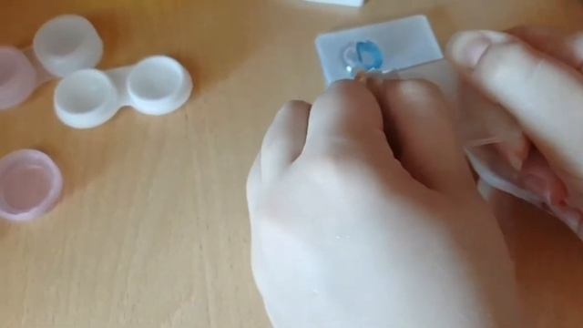 Первый раз одеваю линзы? Распаковка линз? смотреть онлайн