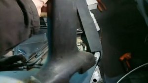 ВАЗ 2123, демонтаж пластиковых накладок порогов и стоек.