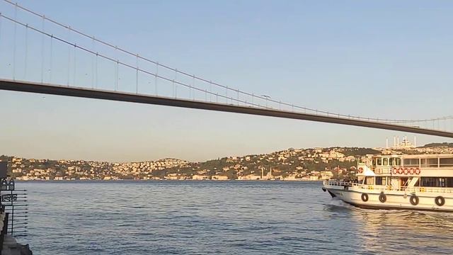 Вид на мост в Ортакёй (Стамбул) весна 2021 - Ortaköy (İstanbul) spring 2021 смотреть онлайн