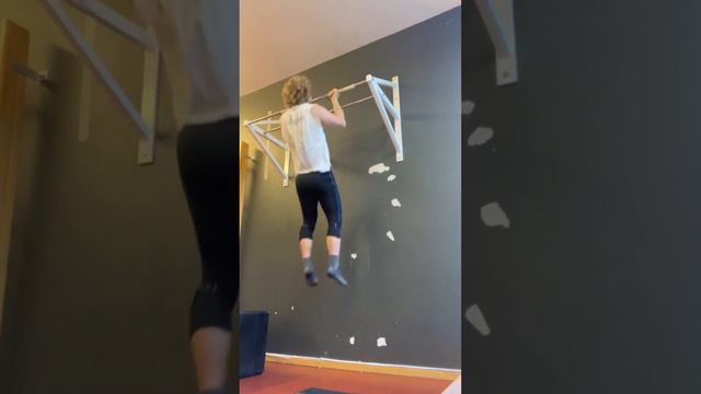 25 Metronome Chin Ups смотреть онлайн