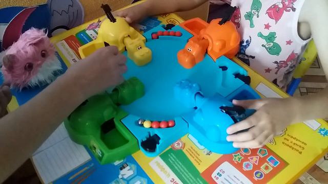 ИГРАЕМ В ИГРУ ГОЛОДНЫЕ БЕГЕМОТИКИ. смотреть онлайн