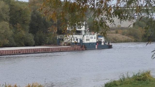 Буксир-толкач БТМ-530 Тип: БТМ Проект: Р-162А с баржей 7104 отходит от берега в Бронницах