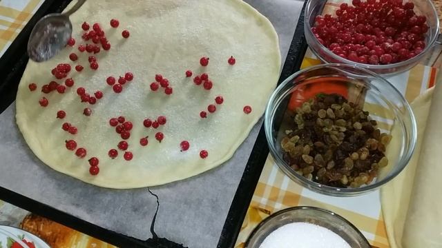 Сладкий пирог с изюмом и ягодами!!