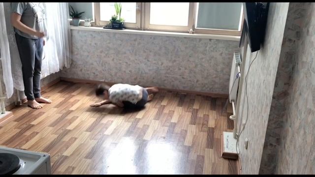 Игра "Верёвочка". Прыгаем, скачем и преодалеваем препятствие. смотреть онлайн