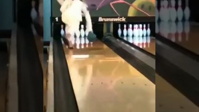 Хотел выиграть в боулинг. I wanted to win a bowling alley. смотреть онлайн