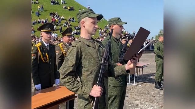 Порядка 380 новобранцев приняли военную присягу у Кургана Славы в Гродно смотреть онлайн
