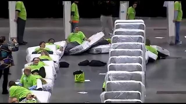 850 Mattress World Record from Remonterro channel смотреть онлайн