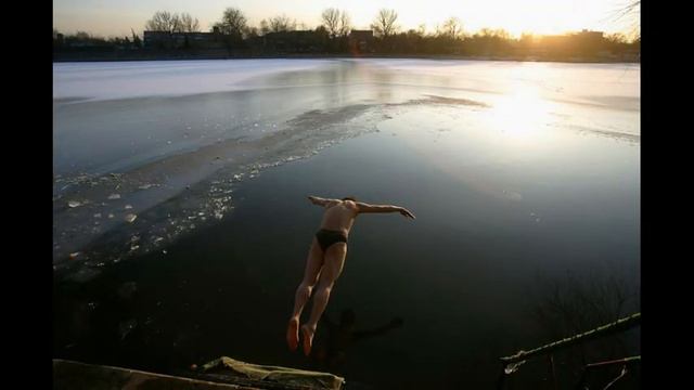 Купаются зимой / главное не заболеть смотреть онлайн