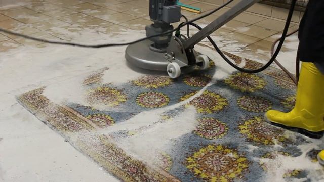 The yellow-blue carpet is freed from dirt: complete transformation video with a decent result смотреть онлайн