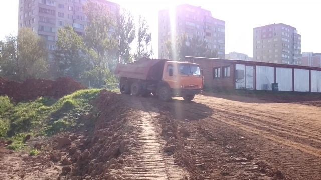 Свал земли на Черневской горке около ЖК "Изумрудные холмы" смотреть онлайн