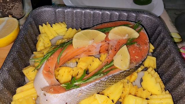 СЁМГА ЗАПЕЧЁННАЯ С КАРТОФЕЛЕМ.🐟🥔🍋 смотреть онлайн