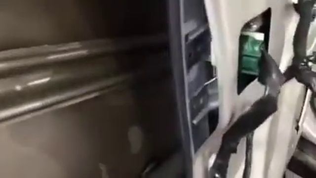 Nissan X-Trail, посмотрим сколько заводской шумоизоляции находится под салонными обшивками смотреть онлайн