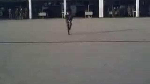 Солдат танцует в стиле Майкла Джексона! смотреть онлайн