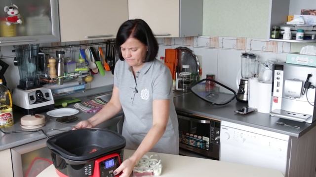 Мультиварка с функцией электрогриля GFGRIL GFM-718D жарим кусочек мяса. смотреть онлайн