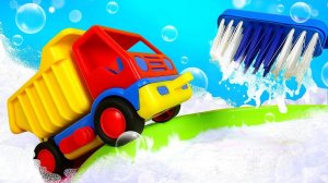 Грузовичок в ванной - Новое видео Капуки Кануки - Купаем игрушки и учим цвета