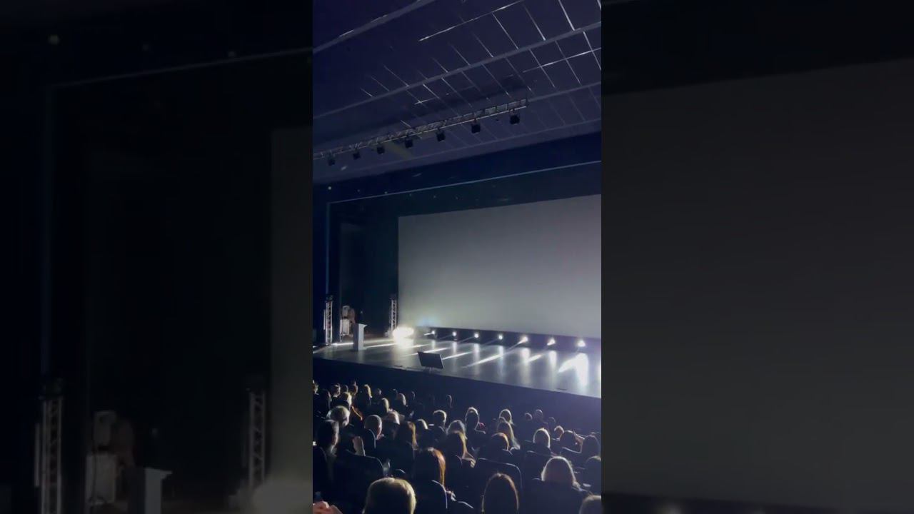 Выход спикера на конференции «Магнит» смотреть онлайн