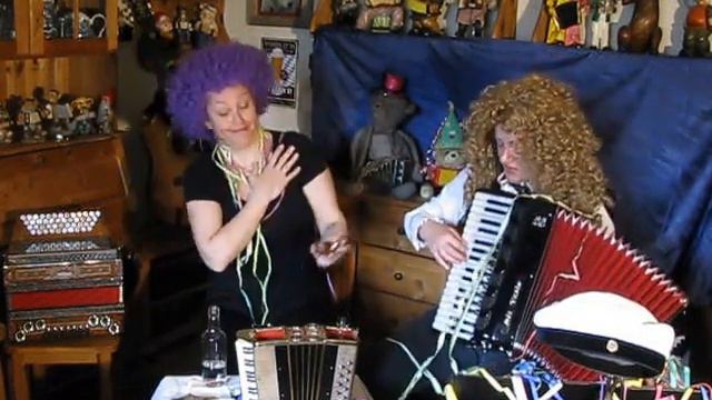 Trink trink trinquons gaiement - Iris Valin & Paula Narvanmaa смотреть онлайн