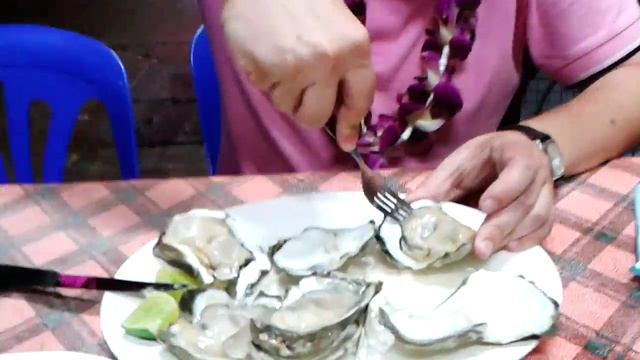 Как правильно нужно кушать устрицы смотреть онлайн