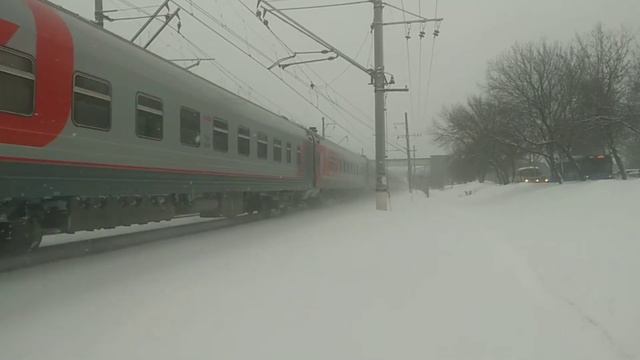 Электровоз ( ЭП20 025 ) с фирменным поездом 