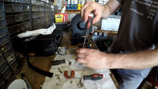 Cleaning the Carburetor on the Honda Fourtrax 200SX Quad смотреть онлайн