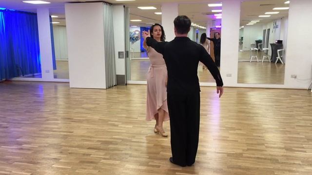 How to dance Pivot Variation in Tango - Advanced смотреть онлайн