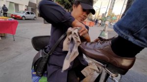 $1 SHOE SHINE (Sqeaky Clean!) by Lady Shoe Shiner Patricia 🇲🇽 Mexico City (ASMR RELAX)