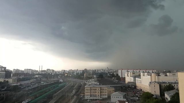 Ливень на Курском вокзале смотреть онлайн