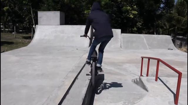 Gianyar BMX trip ke negara BMX park смотреть онлайн