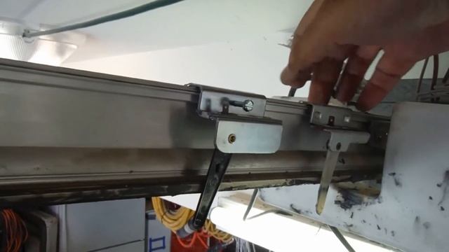 GENIE SCREW DRIVE GARAGE DOOR OPENER - FIXED IN 5 MINUTES! - EASY DIY - REPLACE THE LIMIT SWITCH смотреть онлайн