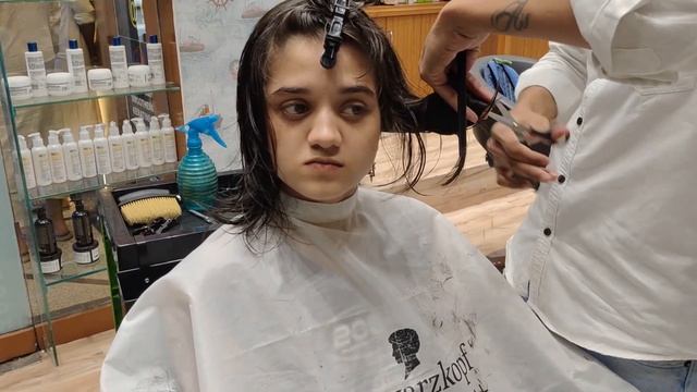 Short Bob with Choppy Layers Haircut & Nape Clean|Chop My Hair Short| Pineapple Salon|Haircut 2022 смотреть онлайн