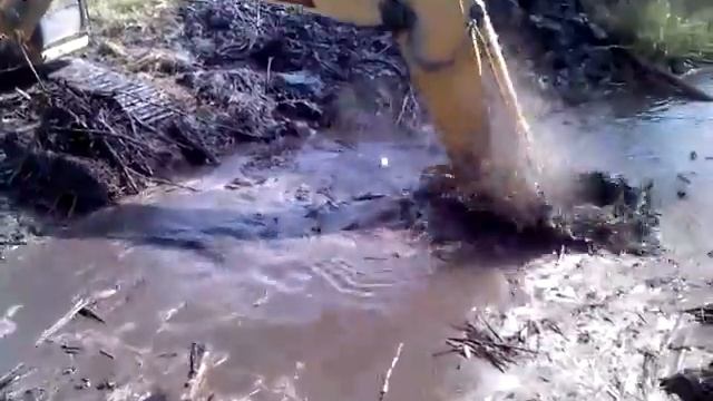Экскаватор разрабатывает затопленную траншею глубиной 4м