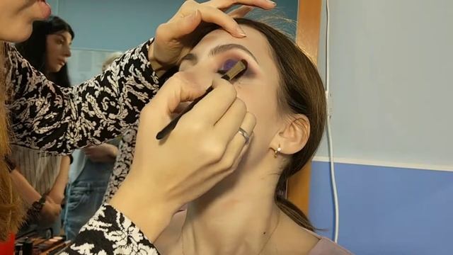 Макияж со скотчем, как сделать ровную стрелку смотреть онлайн