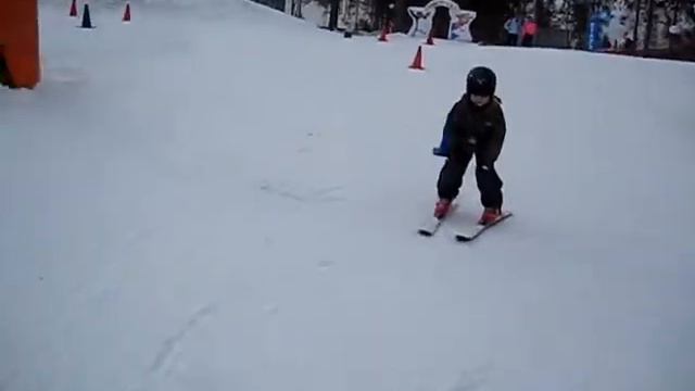 Сын учится катать на горных лыжах смотреть онлайн