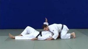 (Ками-шихо-гатамэ) Kami shiho gatame - Удержание со стороны головы