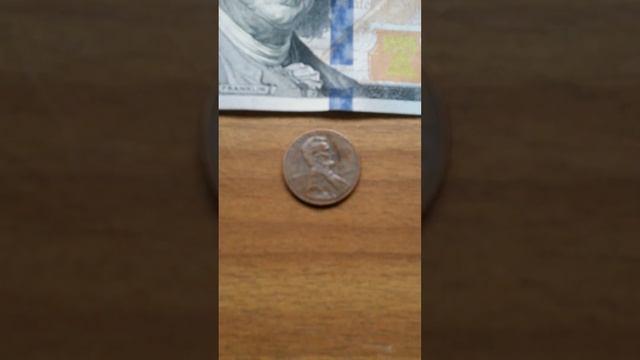 БАНКНОТА СТО ДОЛЛАРОВ И МОНЕТА ОДИН ЦЕНТ № серии и президентом на светло-коричневой поверхн. 8 Сент смотреть онлайн