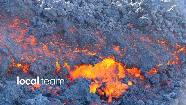 Etna, l'eruzione del 19 maggio. Le immagini a pochi passi dalla colata lavica смотреть онлайн