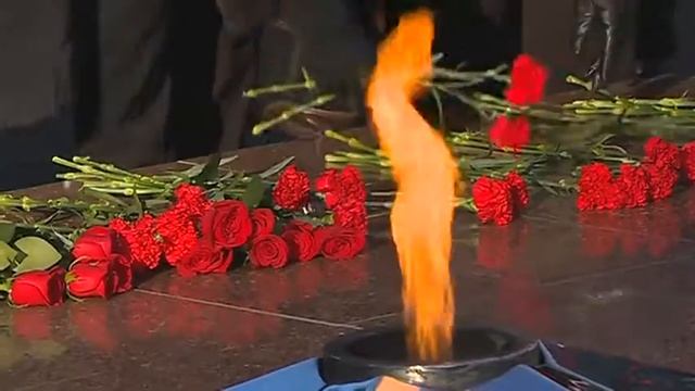 К вечному огню возложили цветы в память о неизвестных героях смотреть онлайн