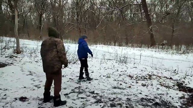 У НАС ВЫПАЛ ПЕРВЫЙ СНЕГ !!! ПОШЛИ В ЛЕС ! ВСТРЕТИЛИ ДИКОГО ЛЕШОГО !!! ССЫГРАЛИ В СНЕЖКИ ))) смотреть онлайн