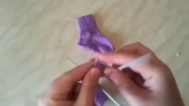 Видео вязание спицами носки для новорожденного для начинающих. смотреть онлайн