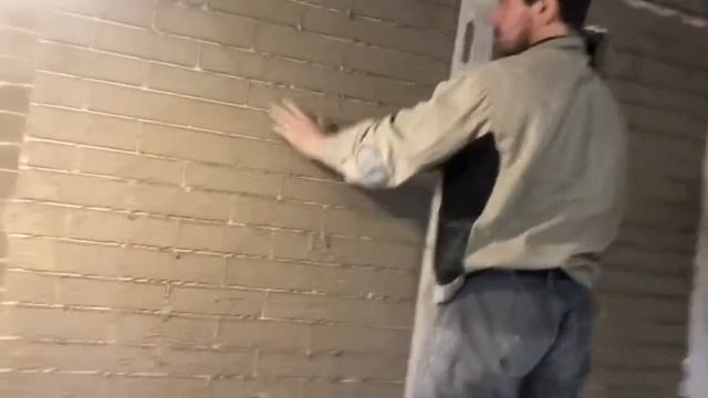 Кирпич из гипсовой штукатурки.