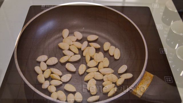 Конфеты Рафаэлло: готовим дома | Простой рецепт конфет "Рафаэлло" со сгущенкой. смотреть онлайн